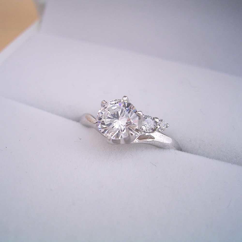画像1: １カラット版：２つのサイドメレダイヤが凄く可愛い、ずっと作りたかった婚約指輪 (1)